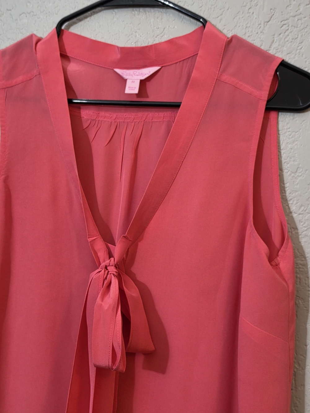 Lilly Pulitzer Silk Tie-Neck Sleeveless Blouse in Coral Pink Womens Medium - Picture 2 of 7